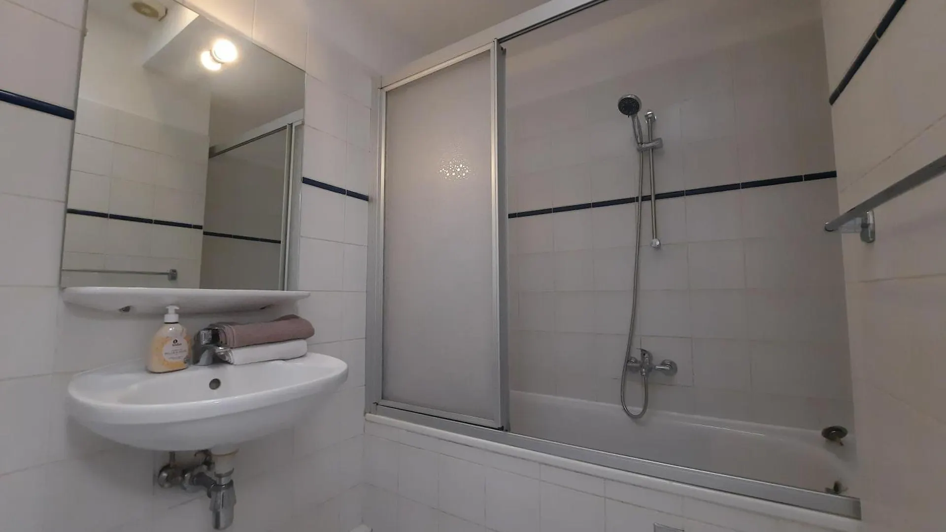 Urban Living Josefstadt - Roadhouse Apartments Вена 0*,  Австрия